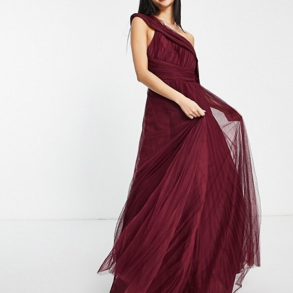 Elegant Burgundy One-Shoulder Gown - Picture 2 of 8